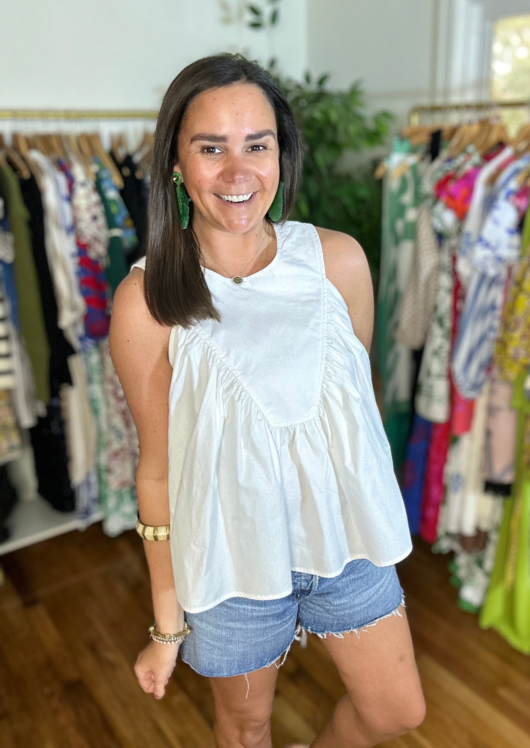 White cotton poplin blouse. High neckline with poplin bodice. Back keyhole closure at top. Light weight cotton and lined.

True to size, wearing size small.